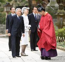 Emperor, empress visit shrine related to ancient Korean settlers