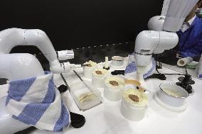 Cooking robot for convenience stores