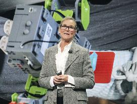 Apple's retail chief Ahrendts to step down