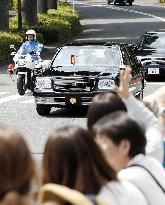 Ex-Japan emperor visits family grave