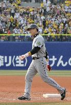 Kanemoto's 'iron man' streak ends at 1,492 games