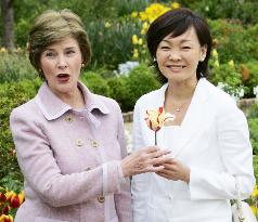 U.S. first lady socializes with her Japanese guest