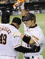 Giants beat Hawks 8-2