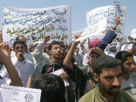 Iraqis protest against abuse of prisoners