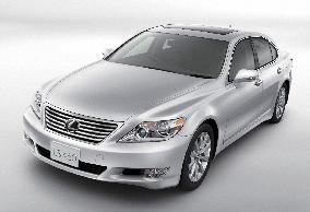 Toyota mulls recall of flagship Lexus sedan