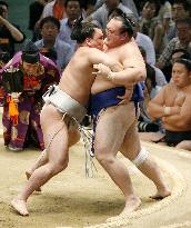 Yokozuna hopeful Harumafuji nails 2nd win at Nagoya sumo