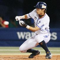 Yokohama's Ishikawa in 2-run squeeze play