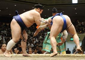 Ozeki Kotomitsuki beats No. 2 maegashira Tochinonada