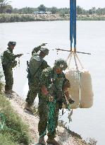 (1)Japanese GSDF troops in Samawah