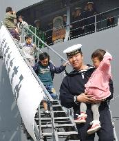 (2)MSDF ship leaves Hiroshima to supply Japanese troops in Iraq