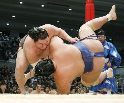 Sumo: Hakuho takes 1 win lead into final day of Spring tourney