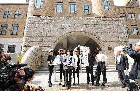 Japanese court nullifies ban on "mannequin flash mob"