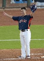 Aoki tallies 2,000 career hits