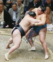 Sumo: Goeido in 3-way lead at Autumn meet
