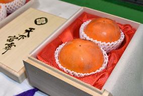 CORRECTED: Pair of persimmons fetch 540,000 yen at auction