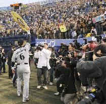 Kanemoto gets 2,000th career hit in Hanshin's victory