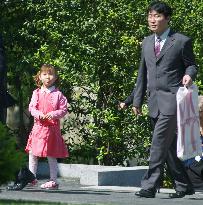 Bush meets Yokota, N. Korean defectors