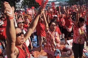 Thai antigov't protesters move to pressure election commission