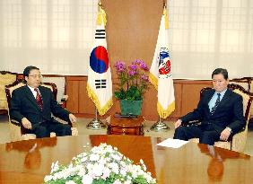 (1)S. Korea summons Japanese ambassador, protests textbook