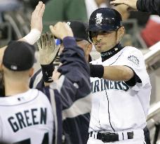 Ichiro records 2,500 hits in Japan, major leagues