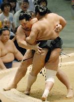 Asashoryu falls in Nagoya sumo tourney