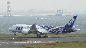 1st of ANA's Boeing 787 at Haneda