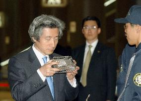 (2)Koizumi inspects security at Narita airport