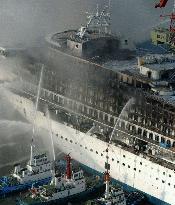 (5) Fire on unfinished luxury liner put out