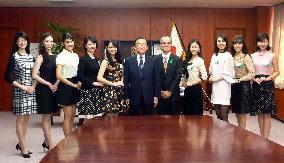 Miss Nippon finalists visit farm minister