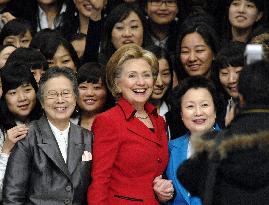 Clinton attends meeting with university students in Seoul