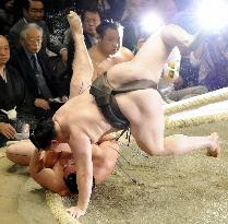 Hakuho squeaks by to stay unbeaten at summer sumo