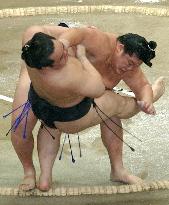 Hokutoriki ends Asashoryu's winning run at summer sumo