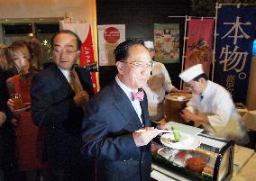 H.K. chief eats sushi