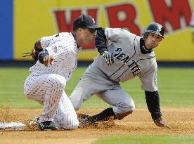 Mariners' Suzuki steals second in game against Yankees