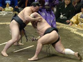 Asashoryu off to strong start at summer sumo
