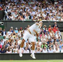 Federer marches into last 16 at Wimbledon tennis