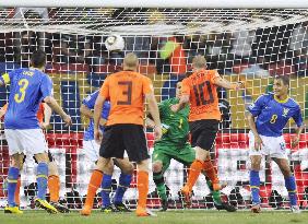 Netherlands defeat Brazil 2-1