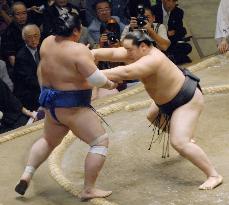 Asashoryu steamrolls ahead at Autumn sumo