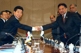 Musharraf meets with Roh