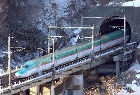 Train makes emergency stop in tunnel on Hokkaido Shinkansen Line