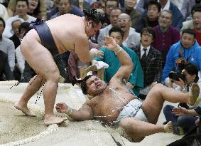 Sumo: Takayasu loss leaves Kisenosato in command