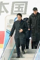 Abe arrives in S. Korea