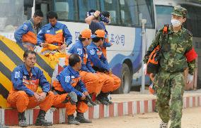 Japanese team suspends relief work in China due to rain