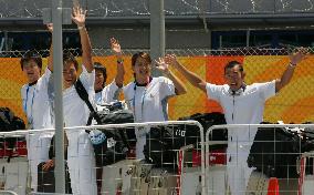 (2)Japanese swimmers arrive in Athens