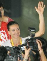 Pole vault queen Isinbayeva vows to raise bar again in Beijing