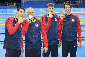 Phelps extends Olympic gold tally to 21