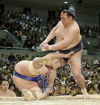 Sumo: Kisenosato, Takayasu remain in lead at Spring tourney