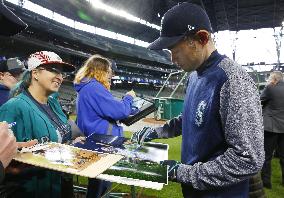 Baseball: Ichiro with "Ichimeter Lady"