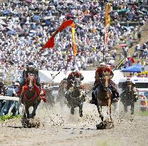 Armored warriors compete in horse race