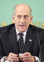 Olmert meets press in Tokyo